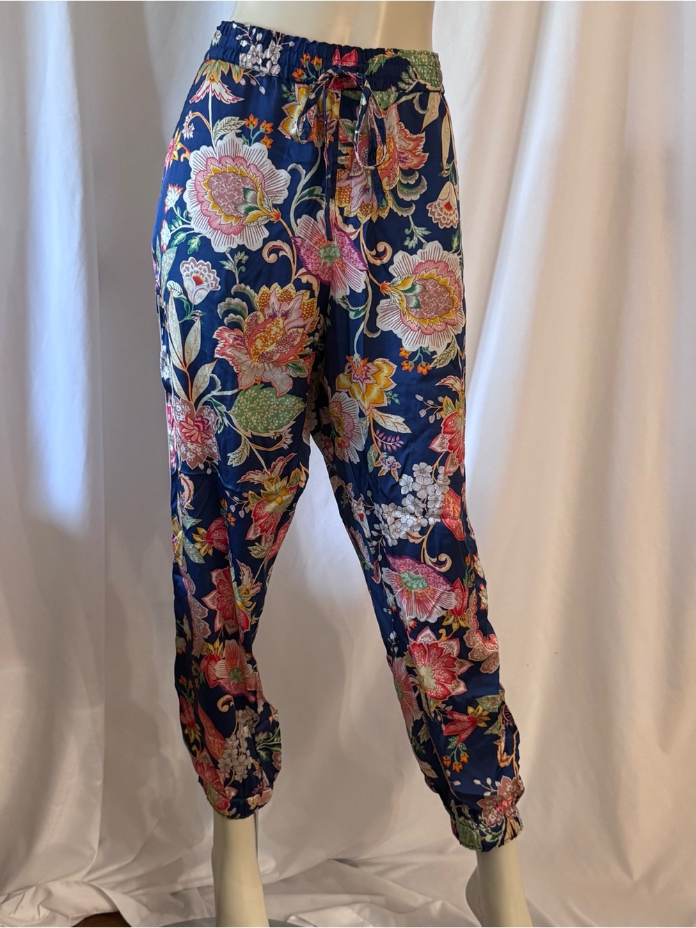 Johnny Was:Silk Navy Floral Drawstring Joggers
Size L